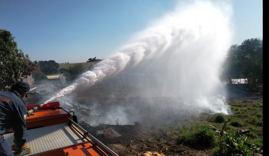 Bombeiros combatem incêndio em vegetação em Capitão