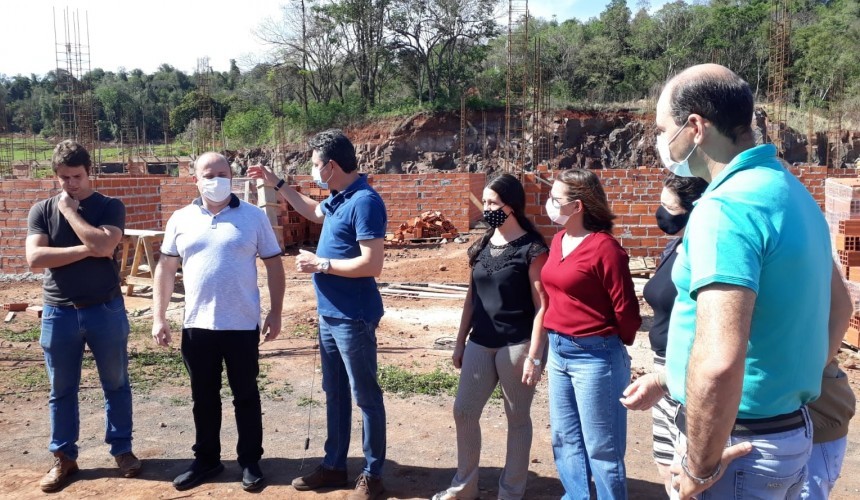 Prefeito de Capitão recebe deputado Sérgio Souza e visita obras do novo hospital