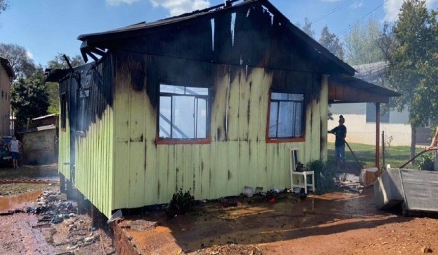 Incêndio destrói casa em Ampére
