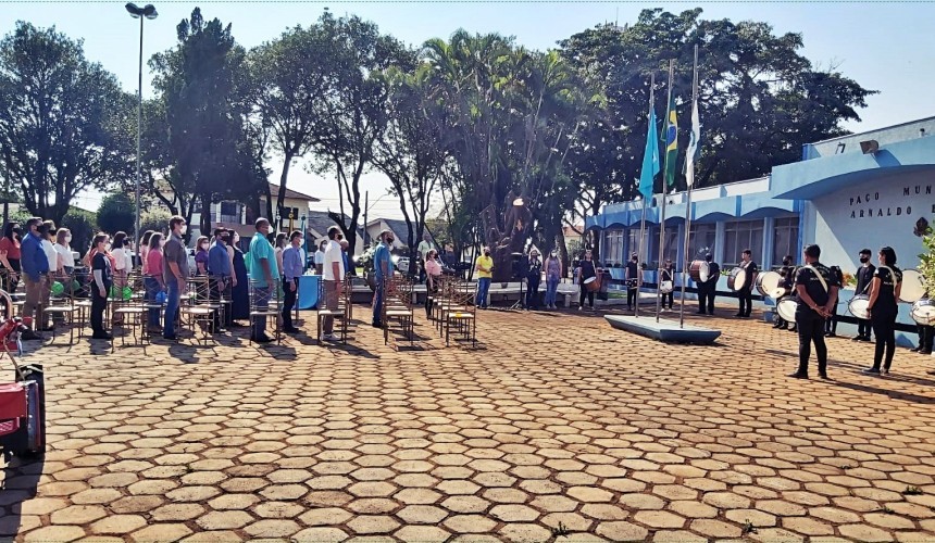 Ato cívico em Capitão foi transmitido pelas redes sociais e teve apresentação da Fanfarra Municipal