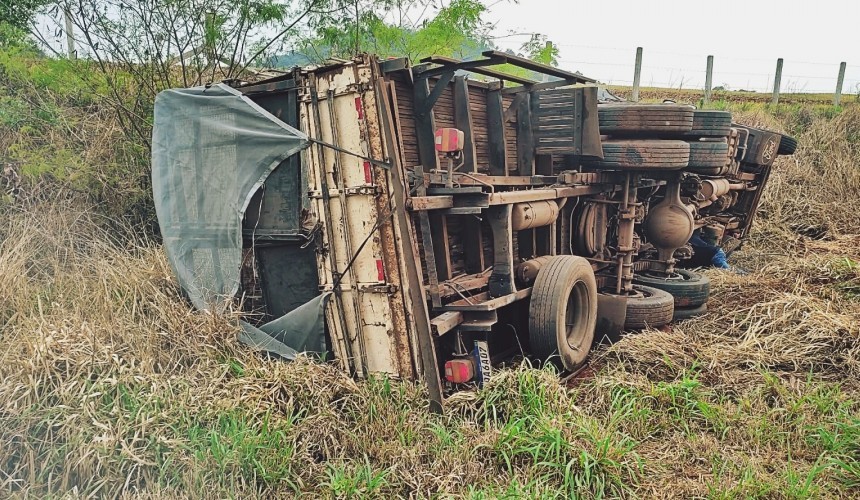 Caminhão tomba na BR 163 próximo a Santa Lucia
