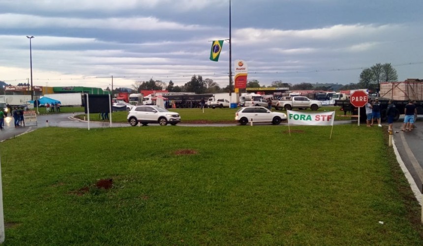 Caminhoneiros realizam bloqueios de rodovias em Marmeleiro