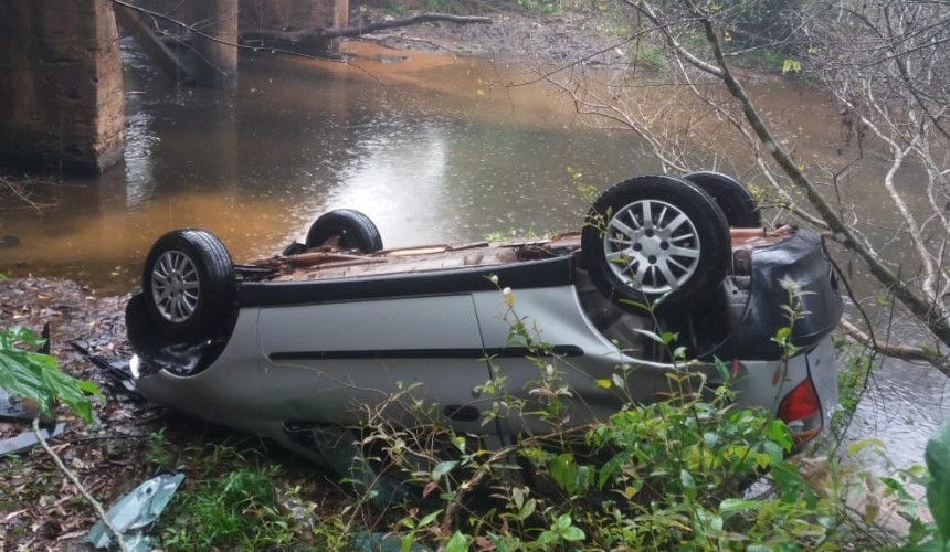 Carro cai de ponte e condutor fica ferido em Salto do Lontra