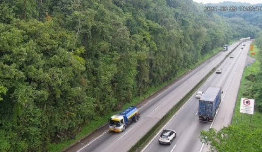 Paralisação de caminhoneiros não afeta abastecimento de combustível e alimentos no Paraná