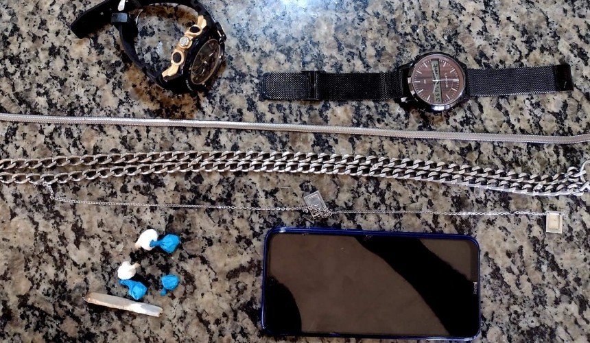 Homens são detidos em Boa Vista da Aparecida com porções de drogas e objetos furtados