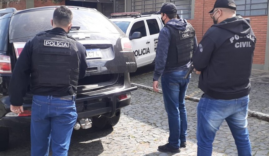 PCPR e PRF apreendem drogas, armas, dinheiro e prendem dois suspeitos em Lindoeste