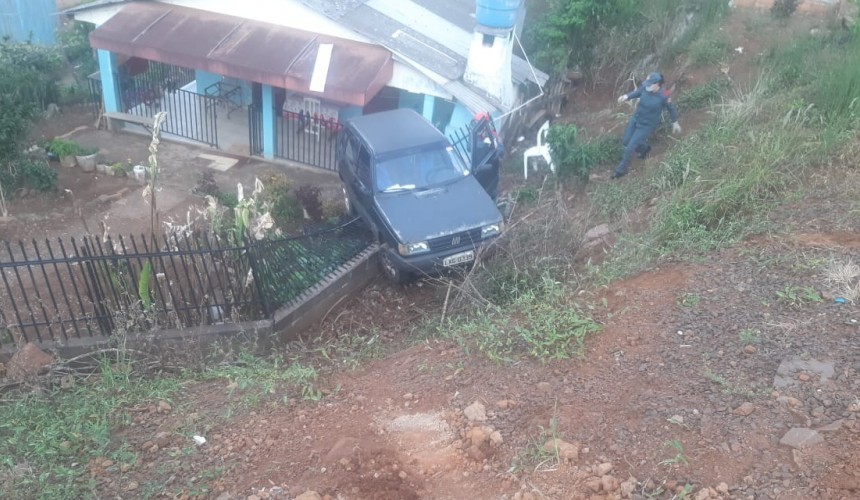 Condutora perde o controle e veículo quase atinge residência em Barracão