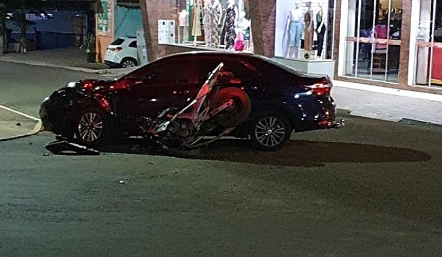 Colisão entre moto e carro deixa jovem gravemente ferido em Santa Lúcia