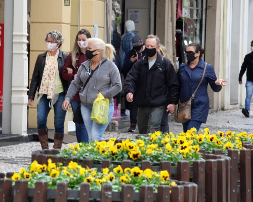 Covid: Governo revoga toque de recolher e libera eventos com até 1 mil pessoas, no Paraná