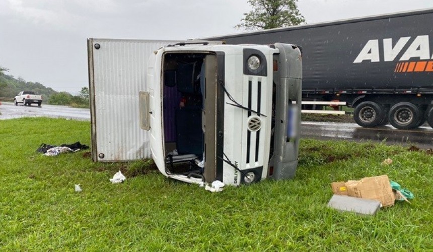 Dois feridos em colisão entre caminhões na PR-182 em Ampére