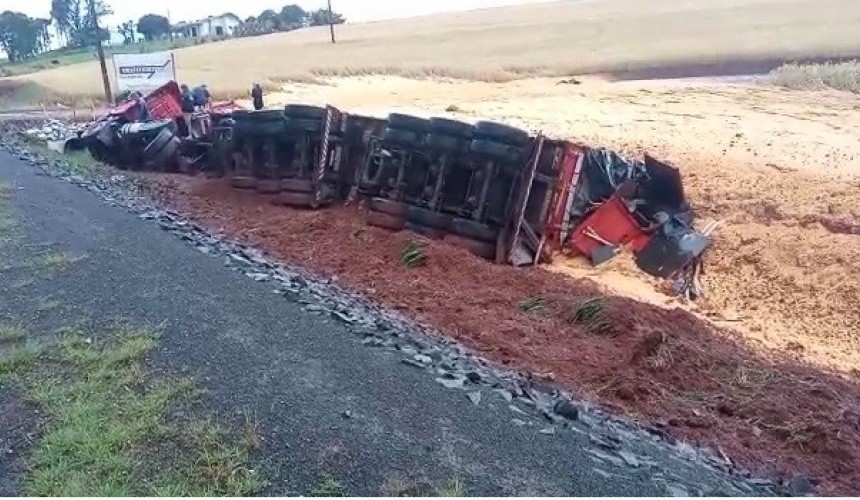 Motorista fica ferido após caminhão tombar na BR-163 entre Pérola do Oeste e Pranchita