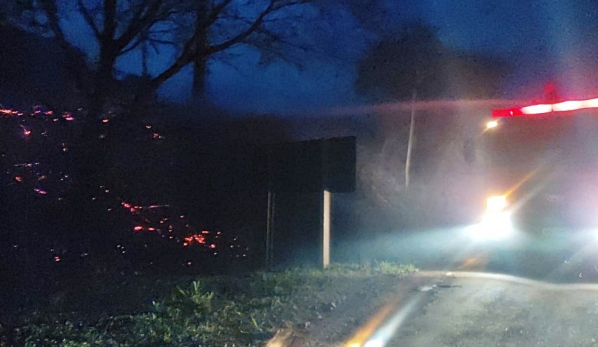 Devido rompimento de cabo de alta tensão, vegetação rasteira na PR 484 é tomada pelo fogo