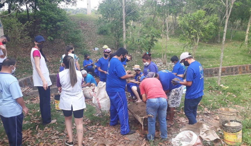 Alunos da APAE realizam ação de recuperação de nascente e plantio de árvore em Capitão