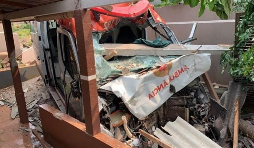 Após ser assaltado, motorista de ambulância persegue bandido e acaba sofrendo grave acidente