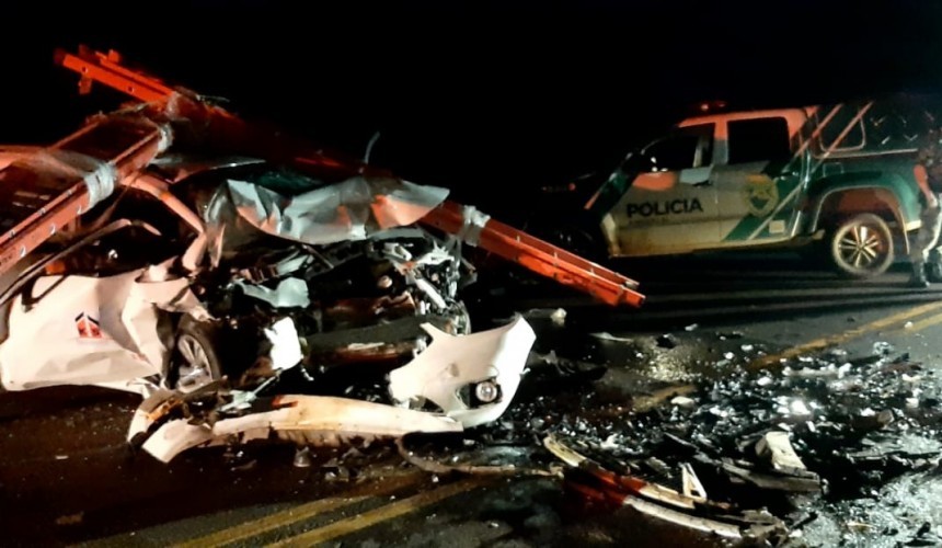 Três pessoas se ferem em grave acidente de trânsito na PR-484