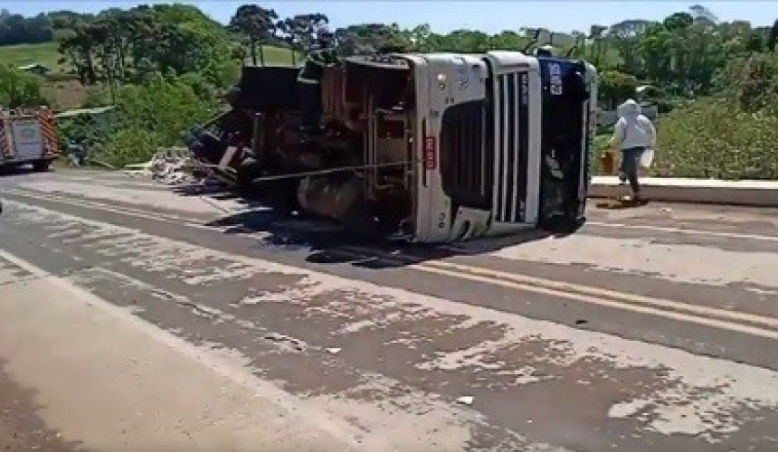 Abelhas atacam socorristas, repórter e caminhoneiro em acidente na PR-493