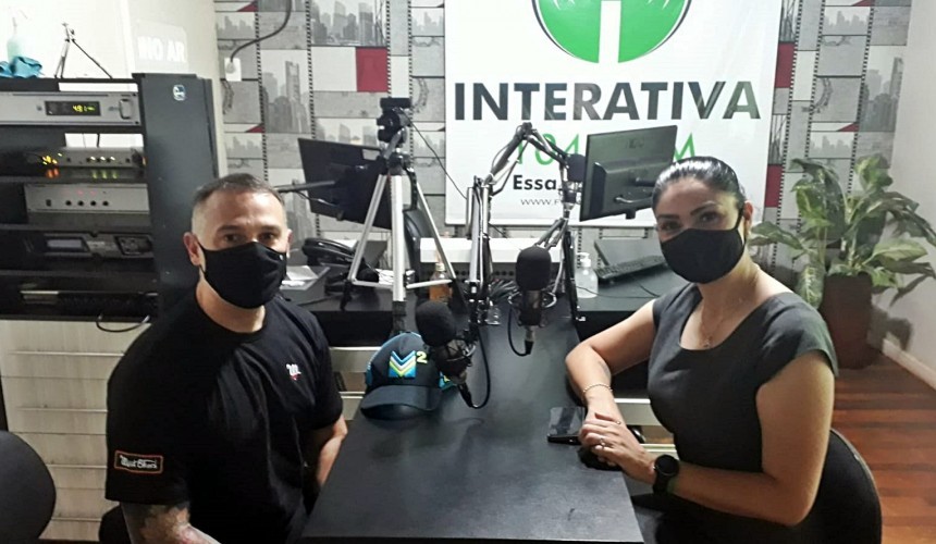 Ciclista e PM orientam sobre cuidados de ciclistas e motoristas no trânsito