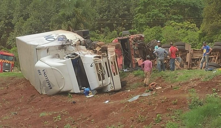 Grave acidente deixa rodovia BR-277 completamente interditada em Santa Tereza do Oeste; Uma pessoa morre