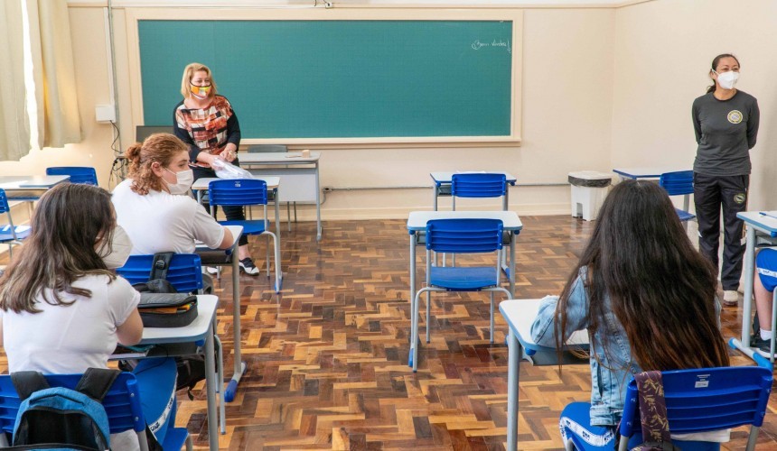 Com novo cenário da pandemia, ensino presencial passa a ser prioridade no Paraná