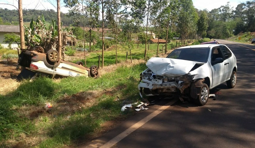 Veículo capota após colisão frontal na PR-281, em Capanema