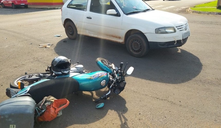 Motociclista tem fratura exposta após colidir com veículo, no centro de Realeza