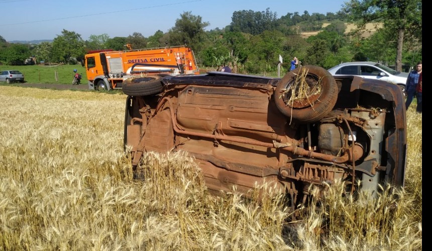 Carro fica destruído ao capotar no interior de Capitão