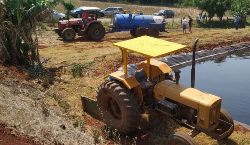 Veículo cai em esterqueira em Santa Helena e ao menos dois morrem