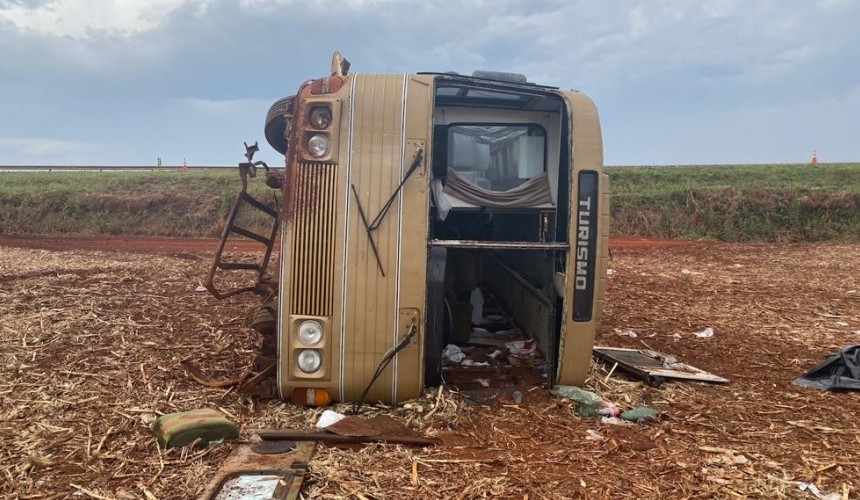 Ônibus tomba na BR-369 e deixa mais de 30 feridos em Ubiratã