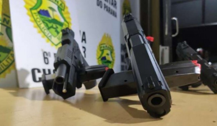 Homem é preso e menor apreendida com quatro pistolas dentro de ônibus em Cascavel