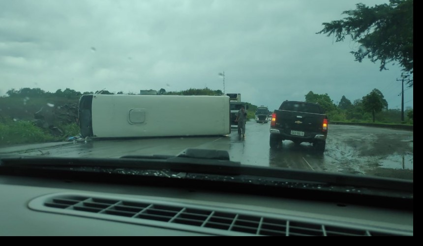 Micro-ônibus da prefeitura de Capitão tomba na rodovia em Francisco Beltrão