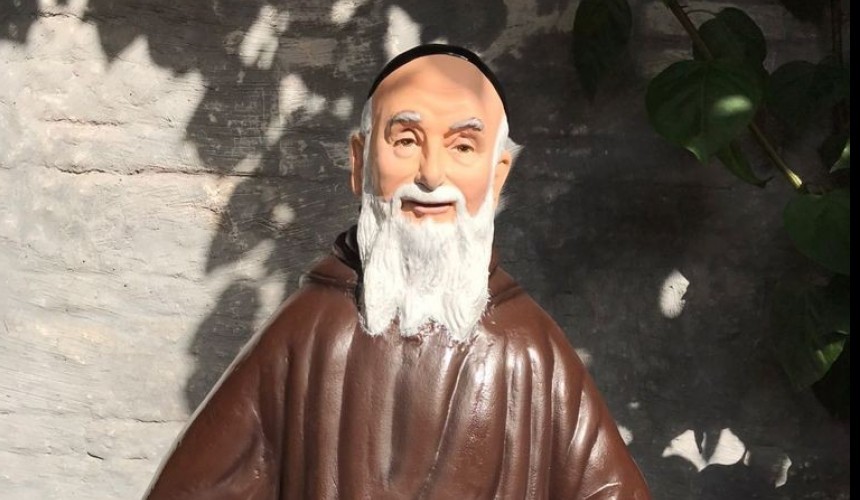 Estátua em devoção à Frei Gabrielângelo está exposta em Capela no interior de Capitão