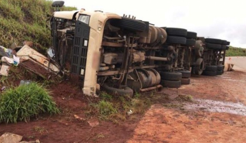 Bitrem tomba na BR 163 próximo ao distrito de Santa Maria