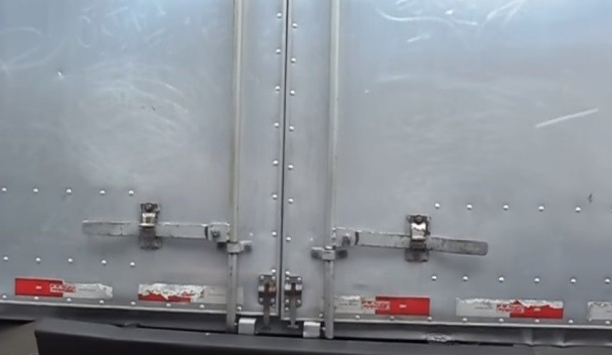 Ladrões arrombam caminhão de transportadora e furtam 9 armas de fogo e munições em Marmeleiro