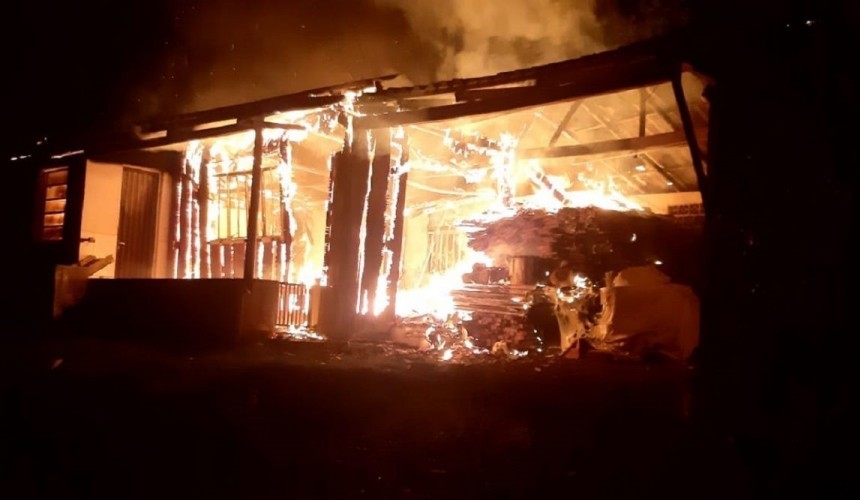 Casa é totalmente destruída pelo fogo em Boa Vista da Aparecida