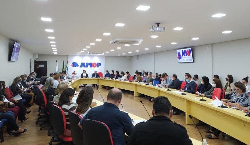 Projeto Casa Abrigo para Mulheres Vítimas de Violência é discutido em reunião da AMOP