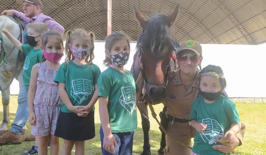 Alunos da Escola Santa Monica recebem visita da equipe da Cavalaria de Cascavel