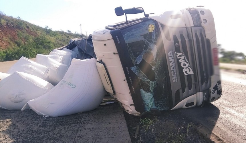 Carreta carregada de farinha tomba na BR 163 em Lindoeste
