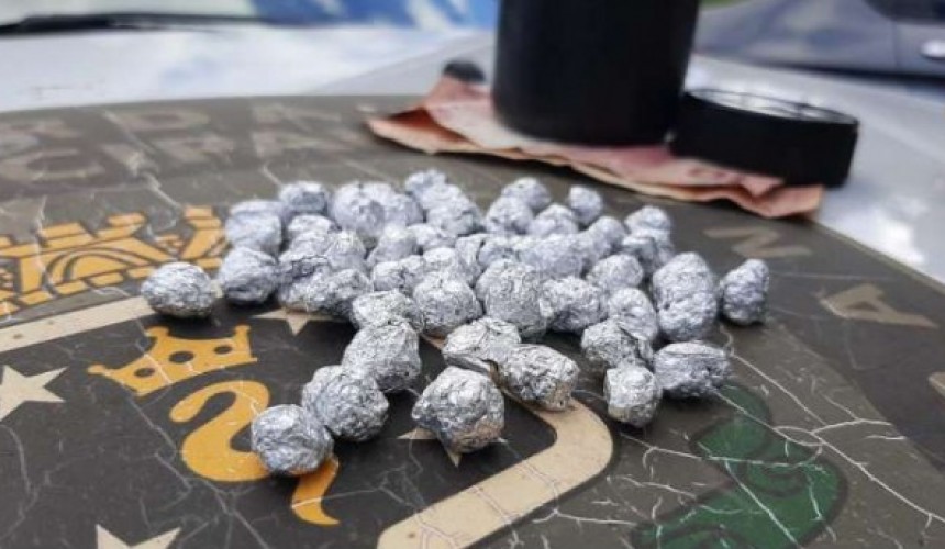 Três homens são levados a delegacia com 53 pedras de crack em Cascavel