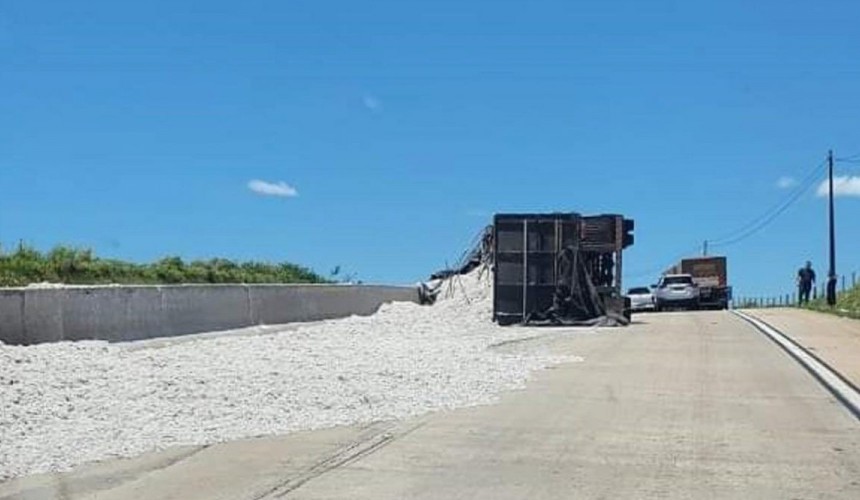 Tombamento de carreta é registrado na BR-163, em Lindoeste