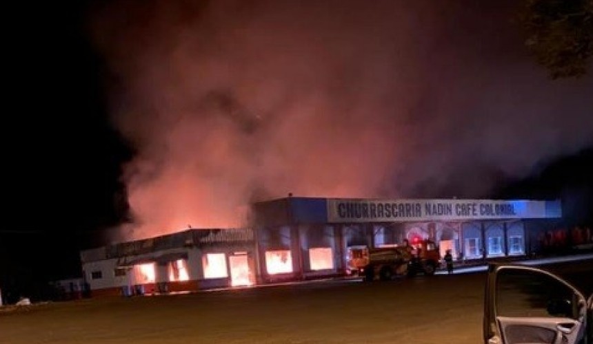 Incêndio destrói tradicional churrascaria às margens da PR-182 em Realeza
