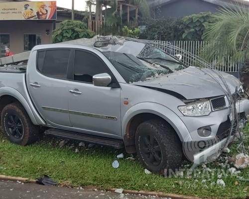 Camionete bate em poste e deixa jovem ferida em Capitão
