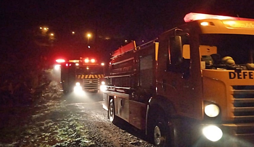 Fogo consome casa em Santa Lúcia