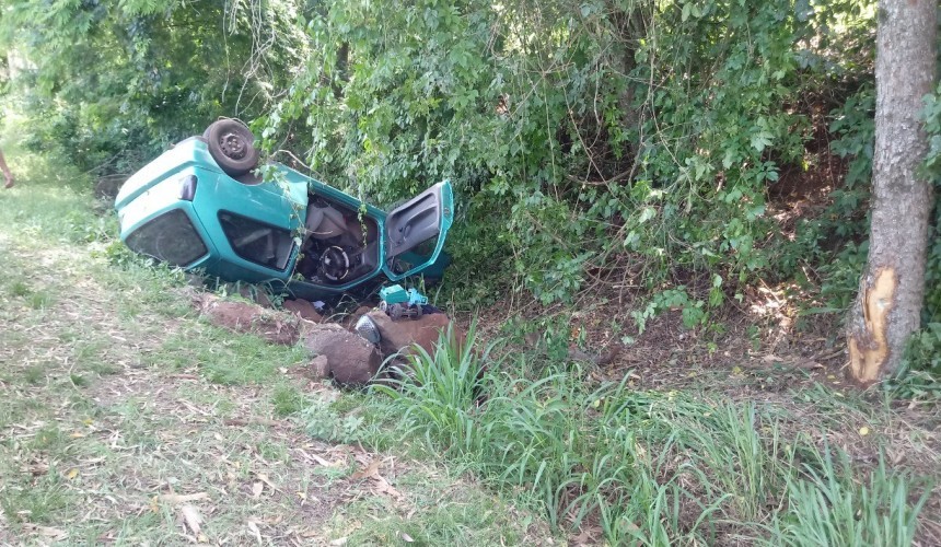 Mãe e filho ficam feridos em capotamento na PR-281, trecho que liga Capanema ao Porto Moisés Lupion
