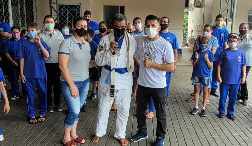 Atleta de Artes Marciais da APAE é graduado para Faixa Azul