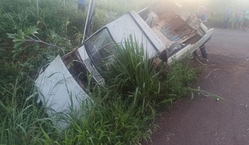 Após colisão veículo cai em bueiro em Santa Lúcia