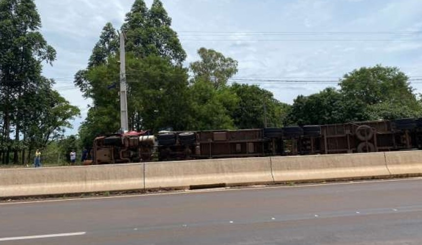 Caminhoneiro fica preso na cabine após tombamento na BR 163, em Lindoeste