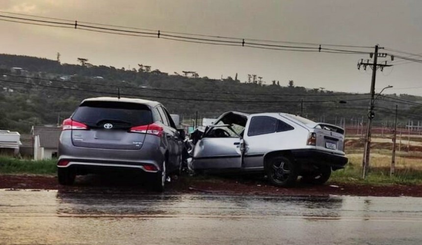 Quatro pessoas ficam feridas em grave acidente na BR-163 em Santo Antônio do Sudoeste