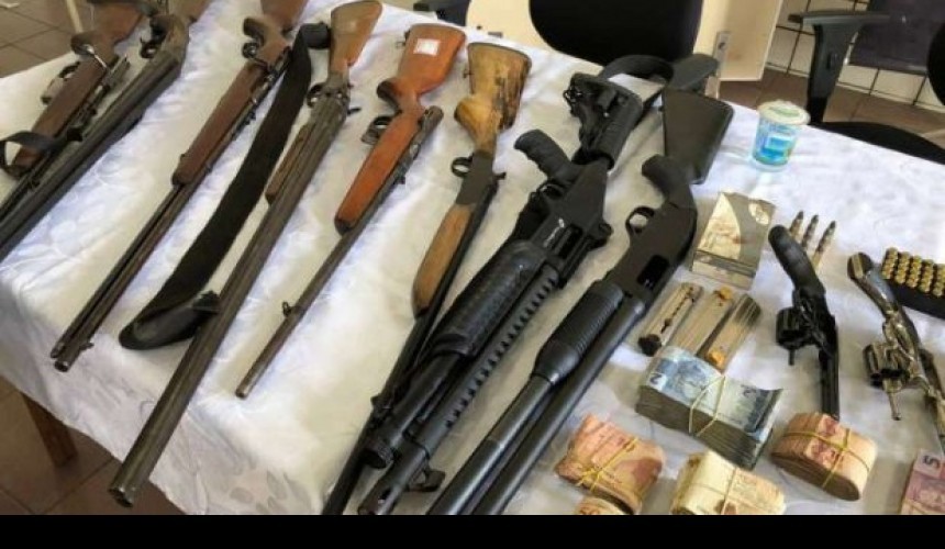 PM cumpre 41 mandados e apreende armas e carros de luxo