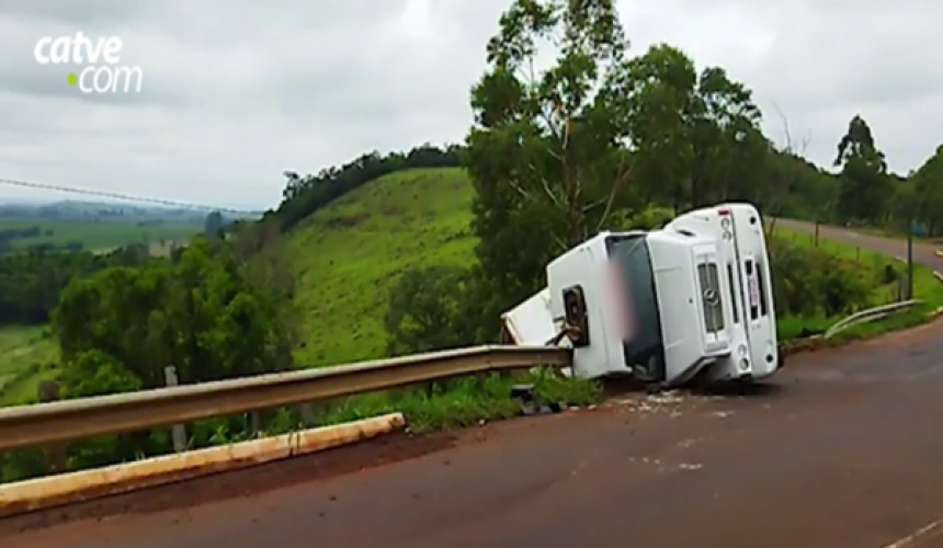 Carreta de Cascavel tomba no trevo de Boa Vista da Aparecida na PR-180