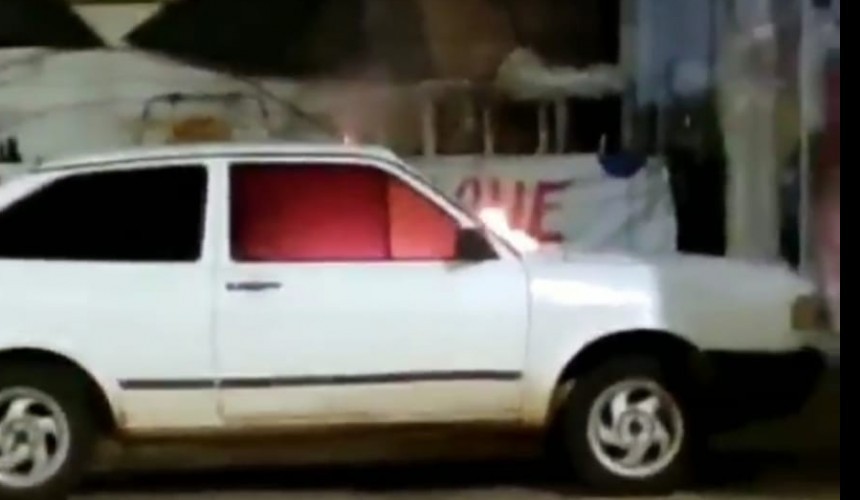 Veículo tem interior consumido pelo fogo em Capitão